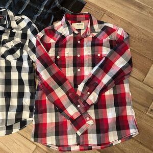 4 Men’s button down short sleeve and 1 long sleeve.
